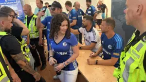 Am Schalke-Tach: S04 schwört sich mit mehr als 100.000 Fans auf die Bundesliga ein