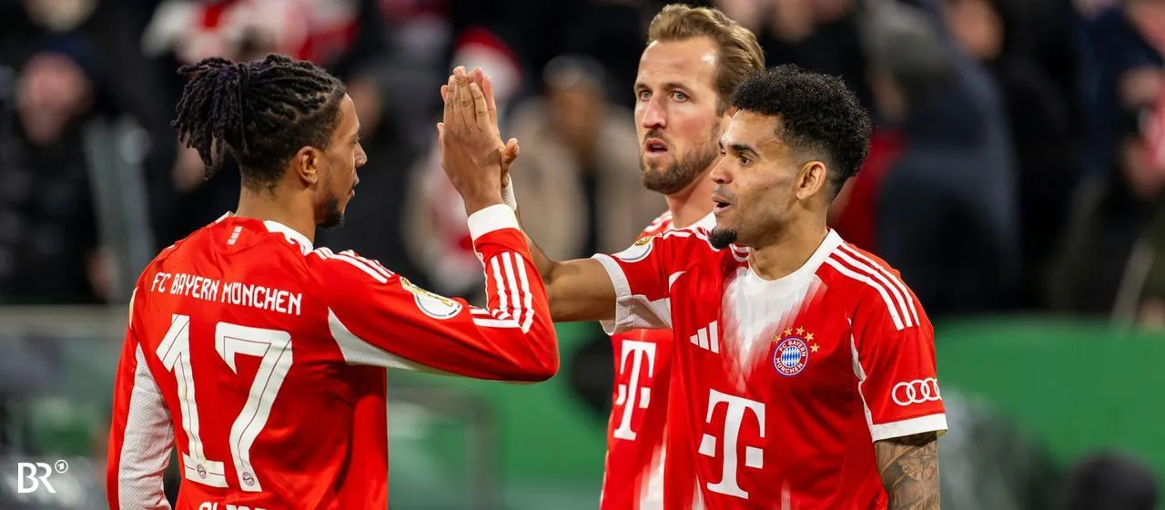Michael Olise (links) klatscht mit Luis Díaz ab