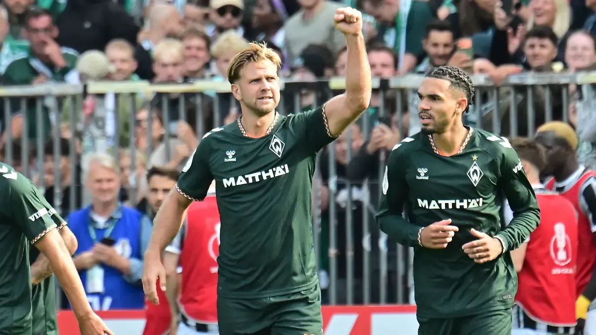 Niclas-F-llkrug-Werder-10-schiesst-per-Elfmeter-penalty-kick-das-Tor-goal-zum-2-0-fuer-Bremen-vorbei-an-Torwart-goalkeeper-Tommy-Henze-Pauli-01-und-jubelt-zu-den-Fans-supporters-DFB-DFL-regulations-prohibit-any-use-of-photographs-as-image-sequences-and-or-quasi-video