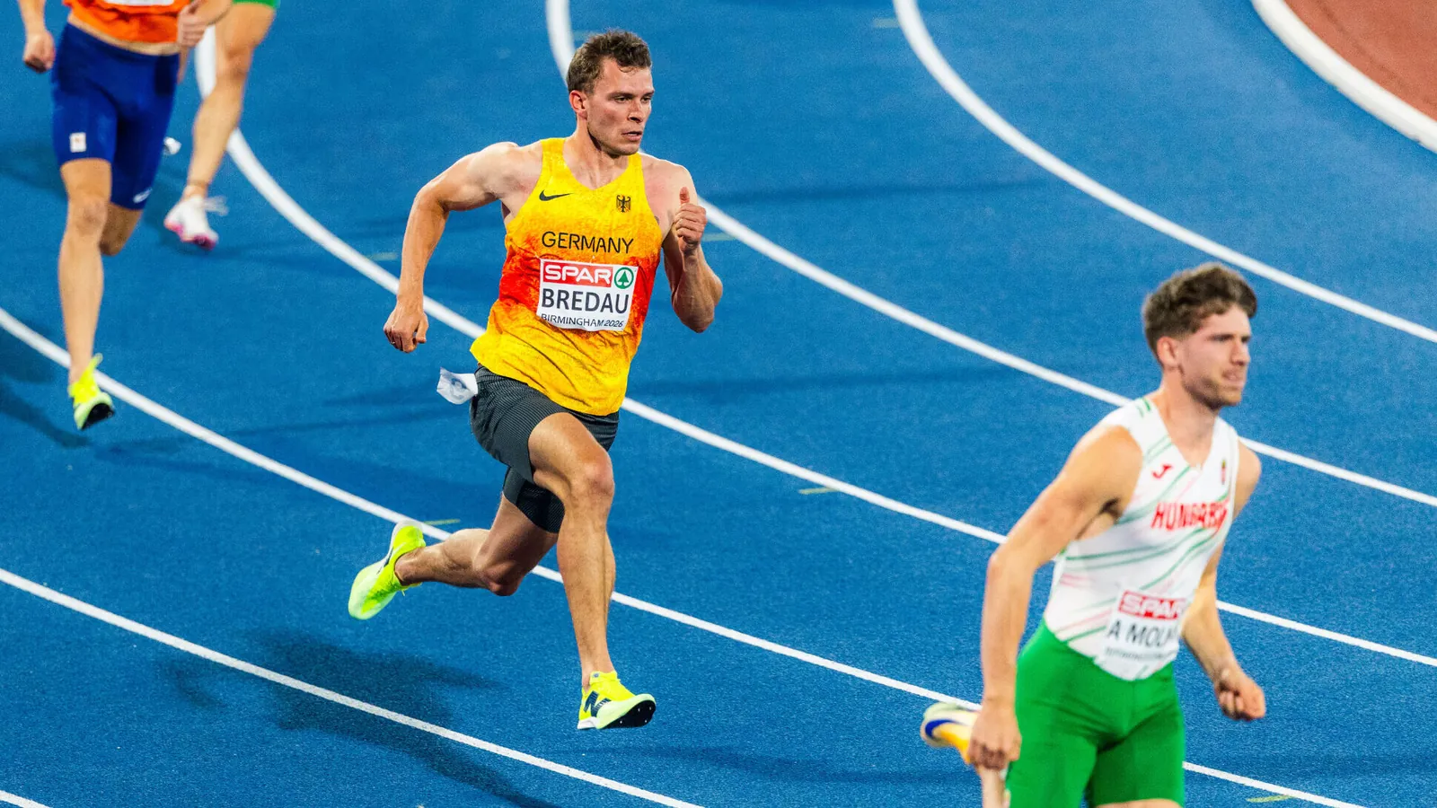 Der deutsche 400-Meter-Läufer Jean Paul Bredau sprintet auf einer blaueb Laufbahn durch die Kurve.