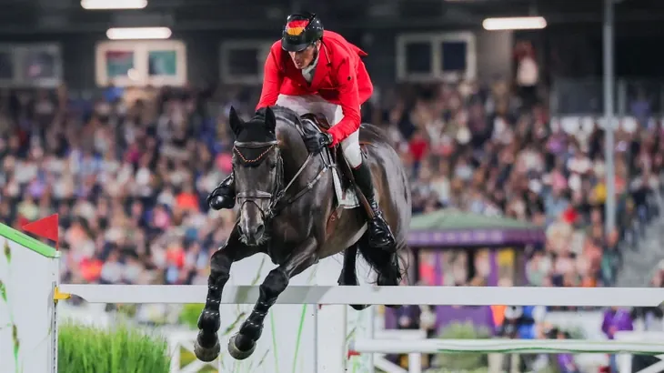 Auf dem Weg zu WM-Gold: Daniel Deußer überspringt auf seinem Pferd Otello ein Hindernis.